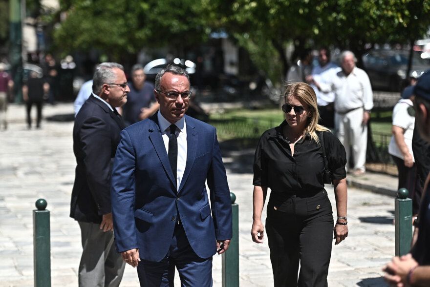 Κηδεία Λένα Σαμαρά : Συντετριμμένοι οι γονείς της κοπέλας στο τελευταίο αντίο-