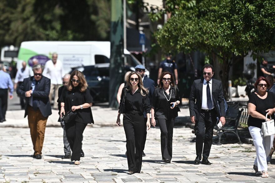 Κηδεία Λένα Σαμαρά : Συντετριμμένοι οι γονείς της κοπέλας στο τελευταίο αντίο-