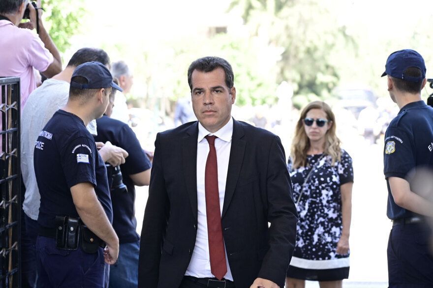 Κηδεία Λένα Σαμαρά : Συντετριμμένοι οι γονείς της κοπέλας στο τελευταίο αντίο-