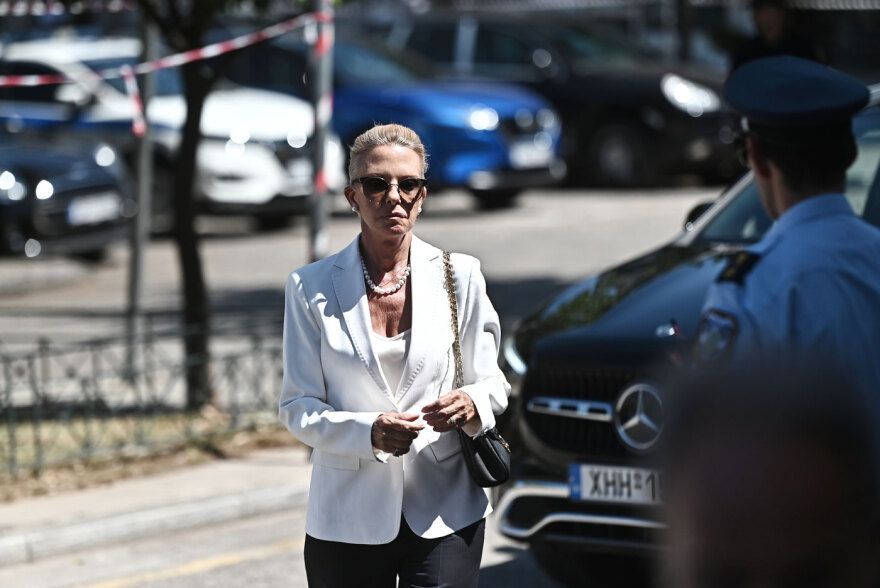 Κηδεία Λένα Σαμαρά : Συντετριμμένοι οι γονείς της κοπέλας στο τελευταίο αντίο-