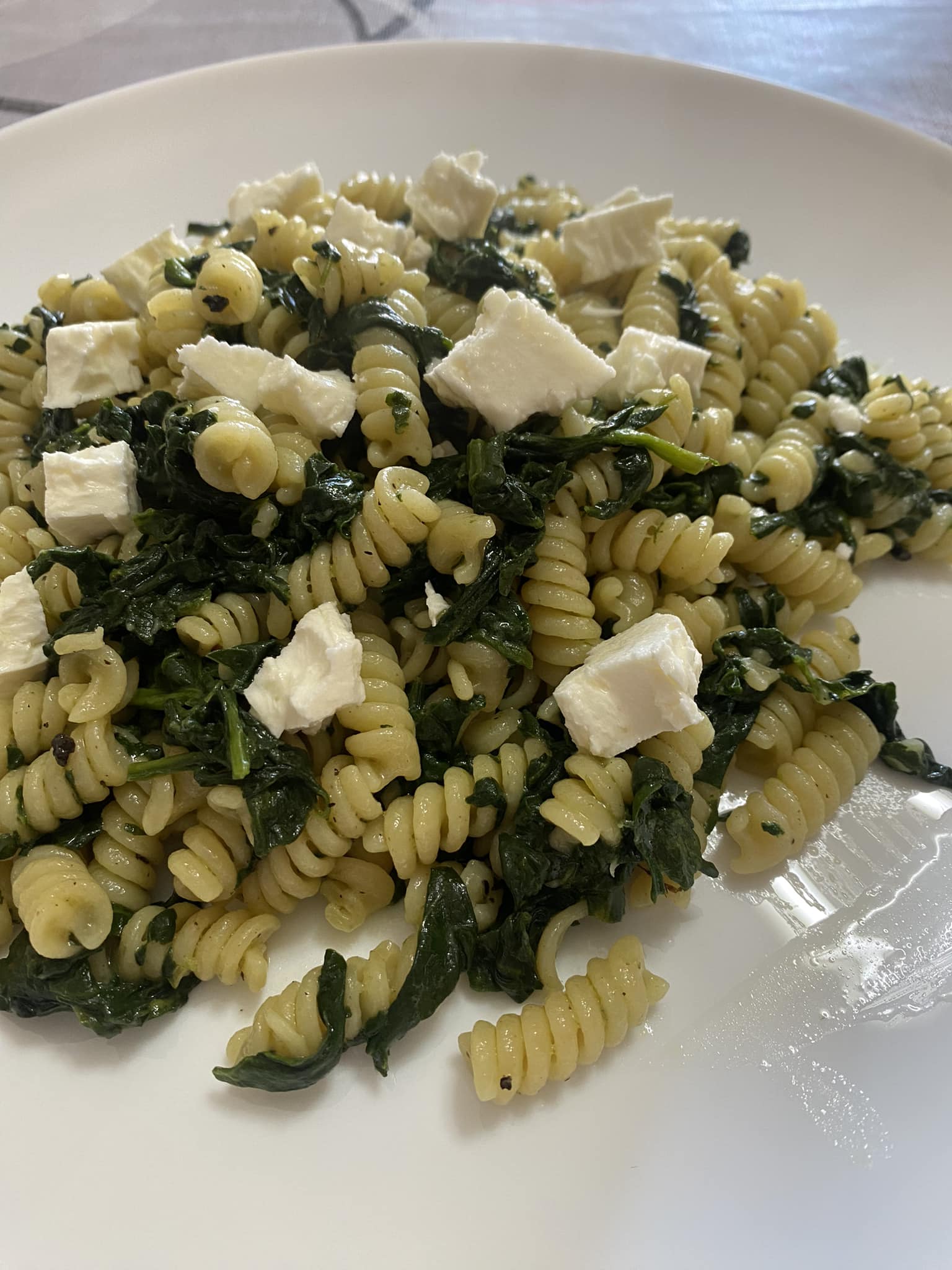 Μακαρονάδα με βίδες και σπανάκι