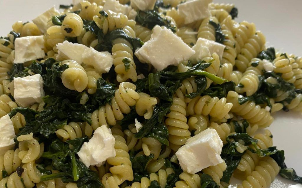 Μακαρονάδα με βίδες και σπανάκι