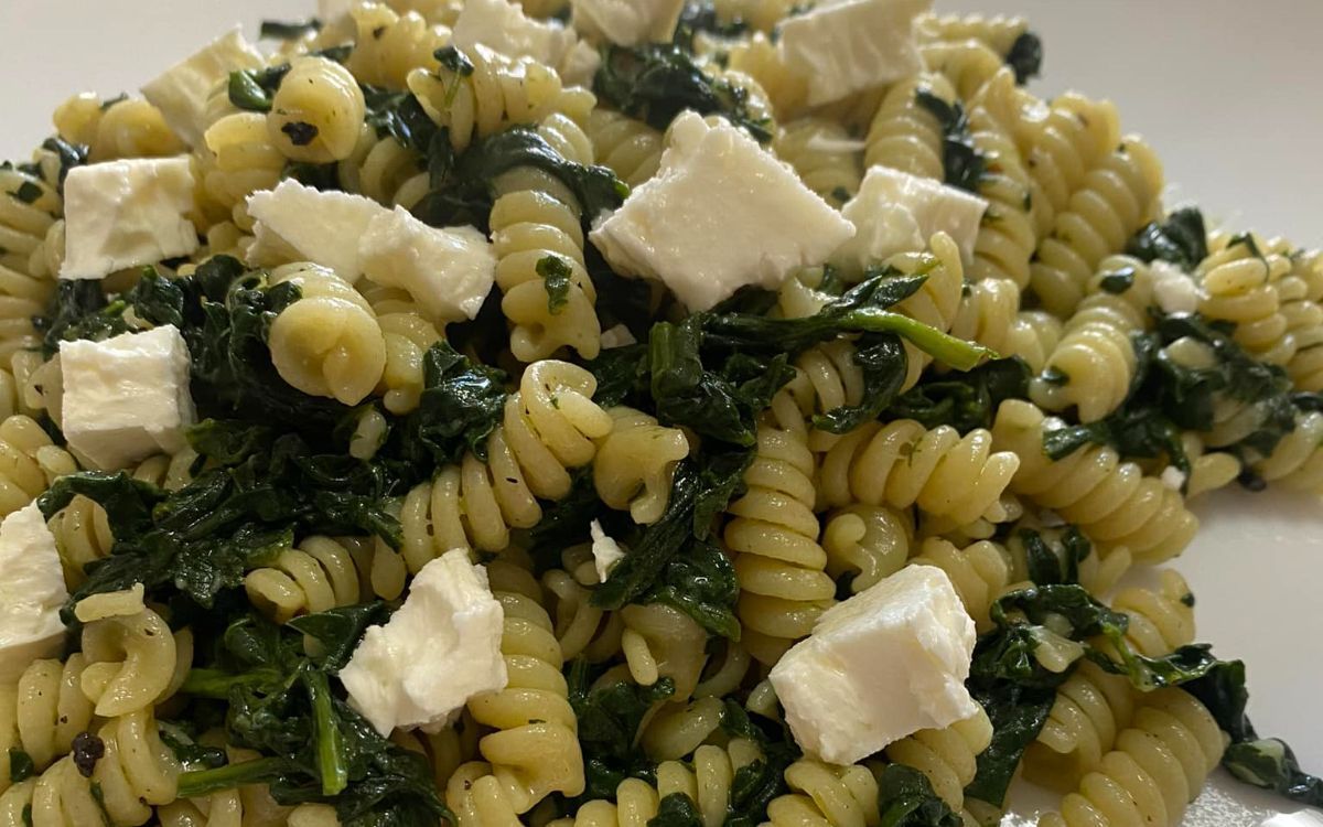 Μακαρονάδα με βίδες και σπανάκι