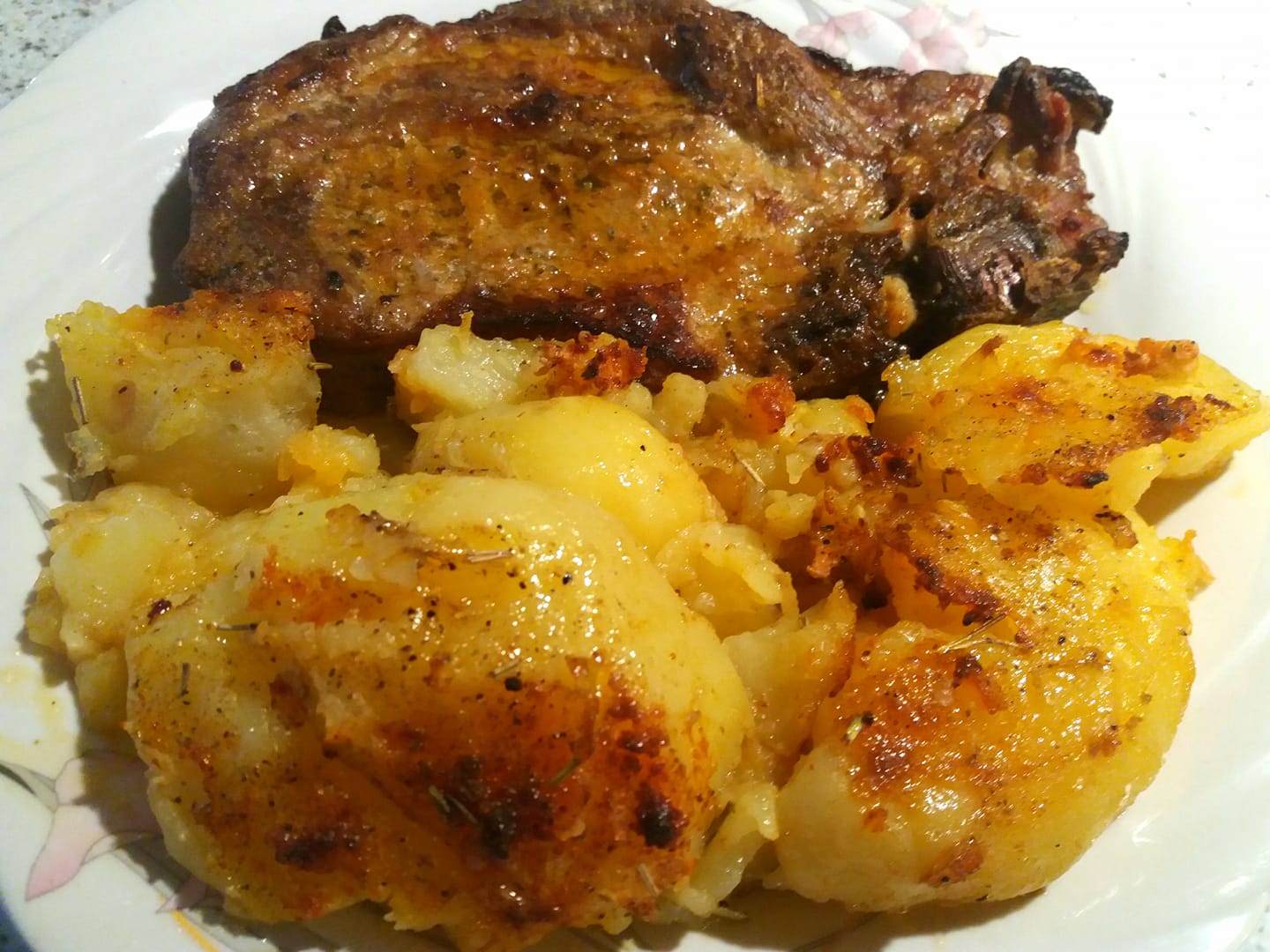 ψημένες-χοιρινές-μπριζόλες-με-πατάτες-