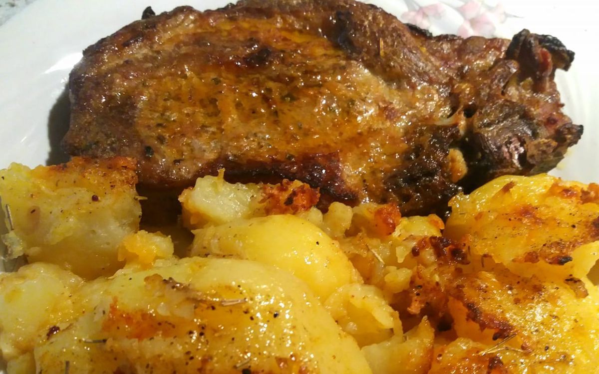 ψημένες-χοιρινές-μπριζόλες-με-πατάτες-