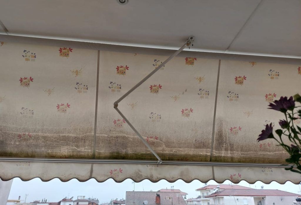 Με αυτόν τον εύκολο τρόπο καθαρίζω τις τέντες μου κάθε Φθινόπωρο με 0 ευρώ