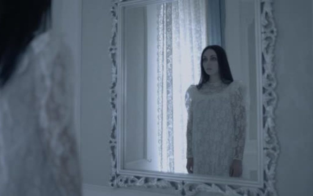 Με ποιον τρόπο ο καθρέφτης προσκαλεί ανεπιθύμητα πνεύματα στο σπίτι - Άλλαξε του θέση άμεσα