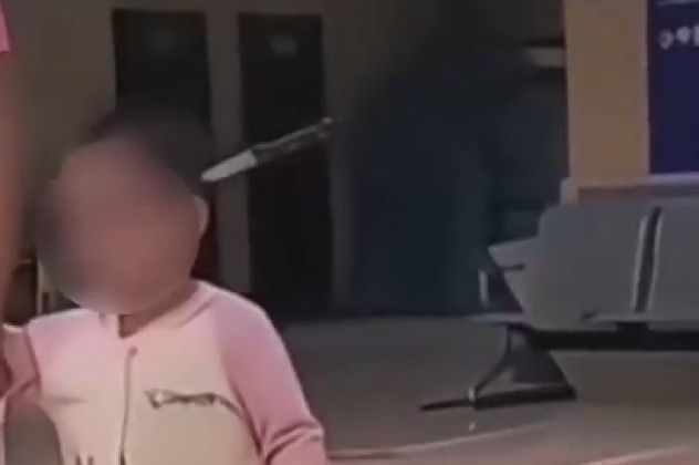 Σοκαριστικό βίντεο: Μητέρα κάρφωσε μαχαίρι στο κεφάλι του παιδιού για να το μαλώσει - Ατάραχη στο νοσοκομείο