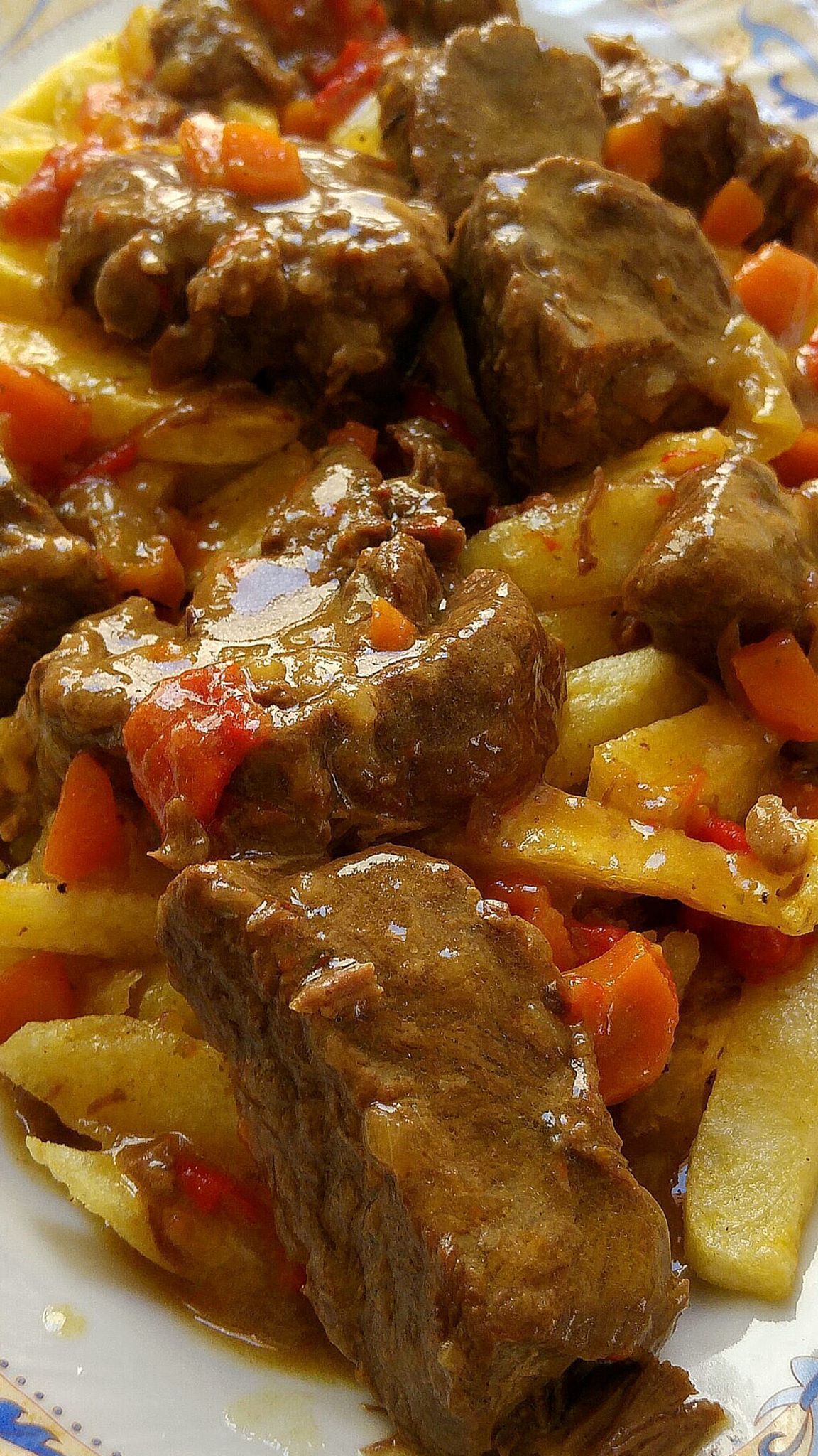 μοσχαράκι-λεμονάτο-με-πιπεριές-καρότα-και-πατάτες- μοσχαράκι-λεμονάτο-με-πιπεριές-καρότα-και-πατάτες-