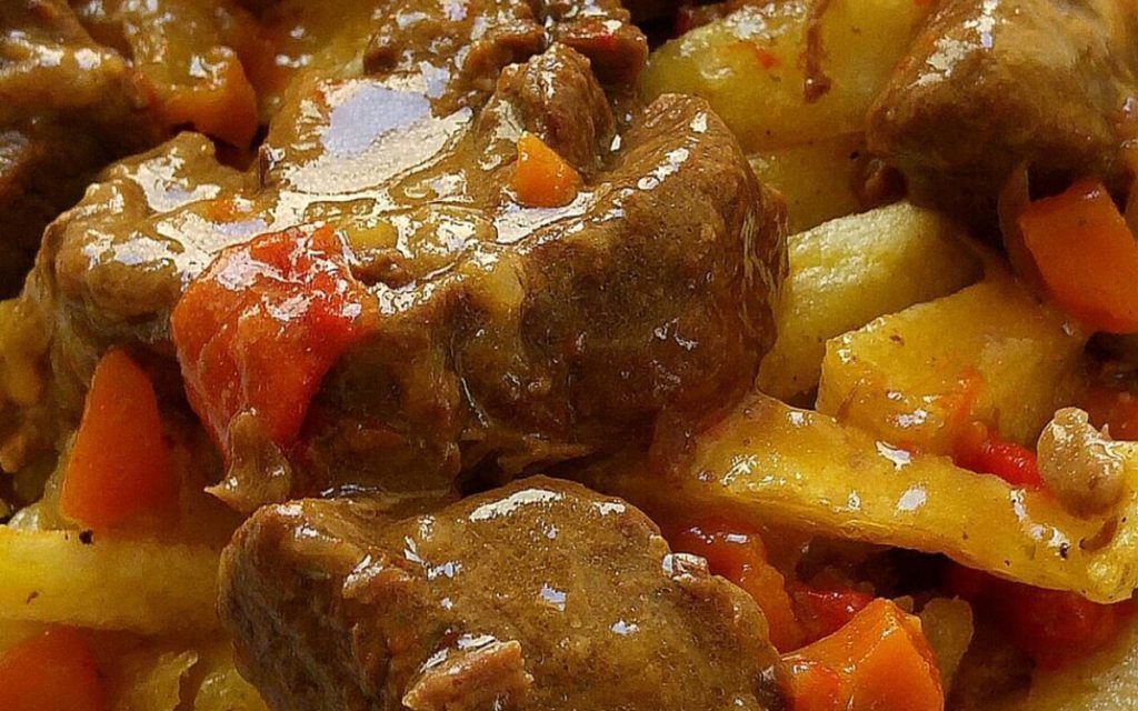 μοσχαράκι-λεμονάτο-με-πιπεριές-καρότα-και-πατάτες-