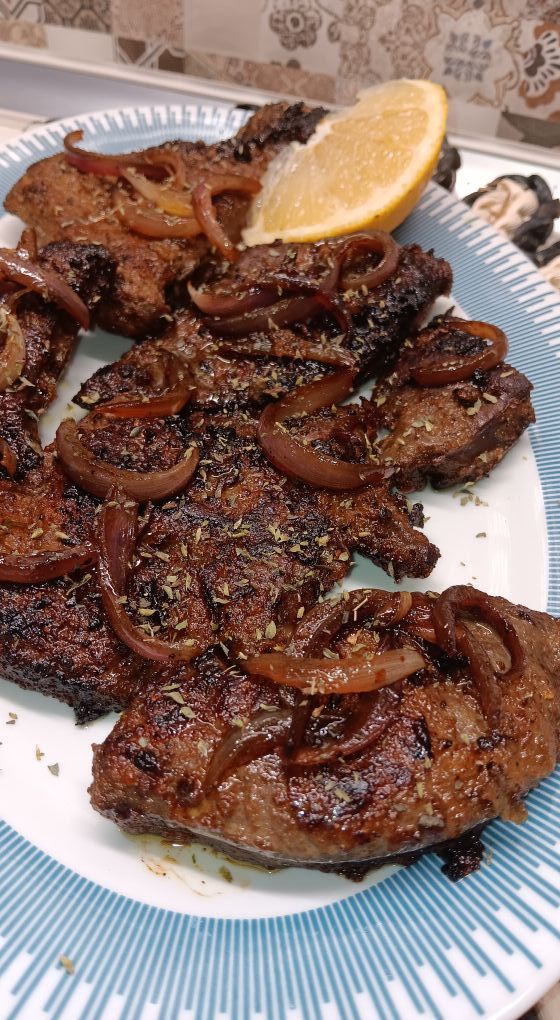 συκώτι-με-κρεμμύδια-και-λεμόνι- συκώτι-με-κρεμμύδια-και-λεμόνι-