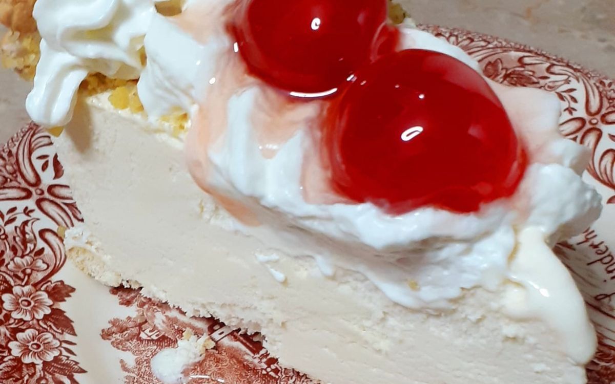 παγωτό-με-σαντιγί-και-κεράσια γλασέ-