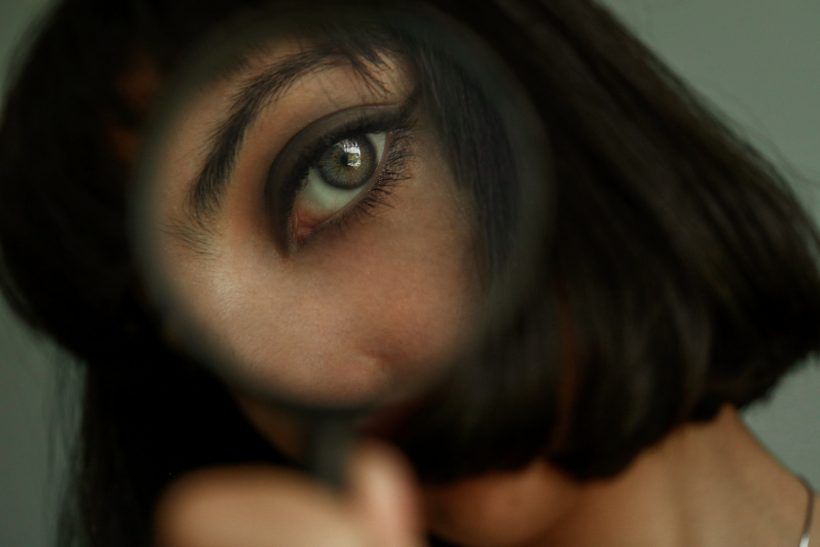 γυναίκα-με-φακό-