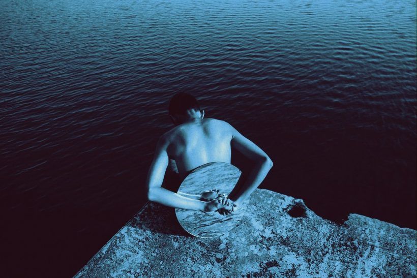 άντρας-στη-θάλασσα-