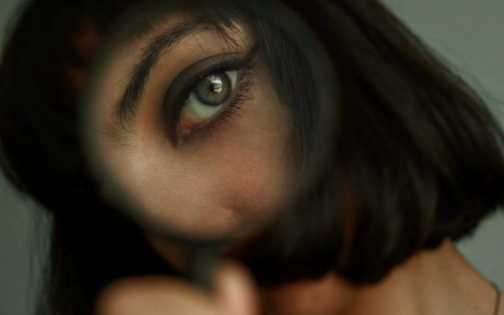 γυναίκα-με-φακό-