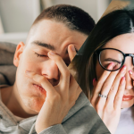 κουρασμένοι-έφηβοι-αγόρι-κορίτσι-