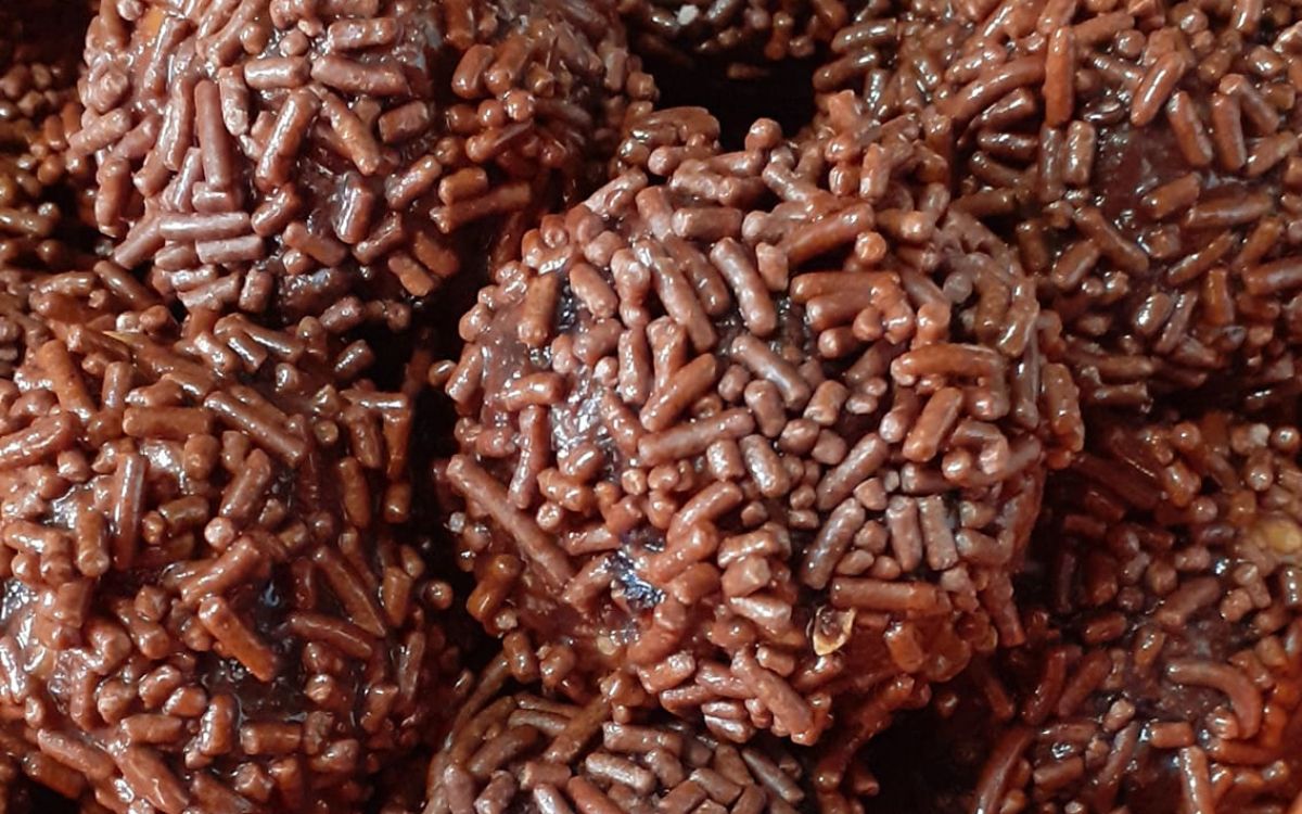 Νηστίσιμα σοκολατένια τρουφάκια με τα κουλουράκια που περίσσεψαν