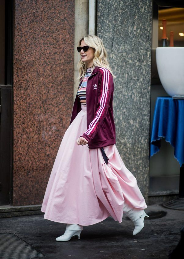 μπορντό-αθλητική-ζακέτα-με-ροζ-μάξι-φούστα-