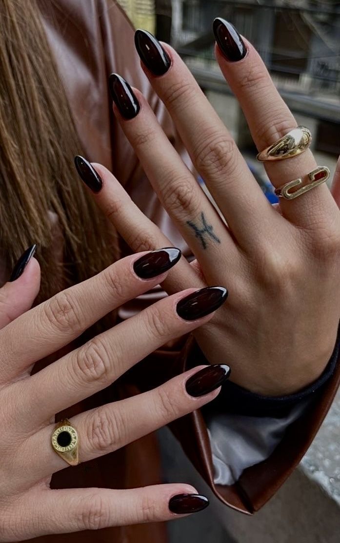 Νύχια Φθινόπωρο / Χειμώνας 2025 – 2026: Οι 10 Κορυφαίες Τάσεις της σεζόν σε Σχέδια και Χρώματα