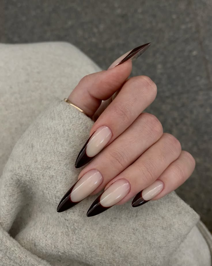 γαλλικό-μανικιούρ-σε-μπορντό-σε-μυτερά νύχια- γαλλικό-μανικιούρ-σε-μπορντό-σε-μυτερά νύχια-