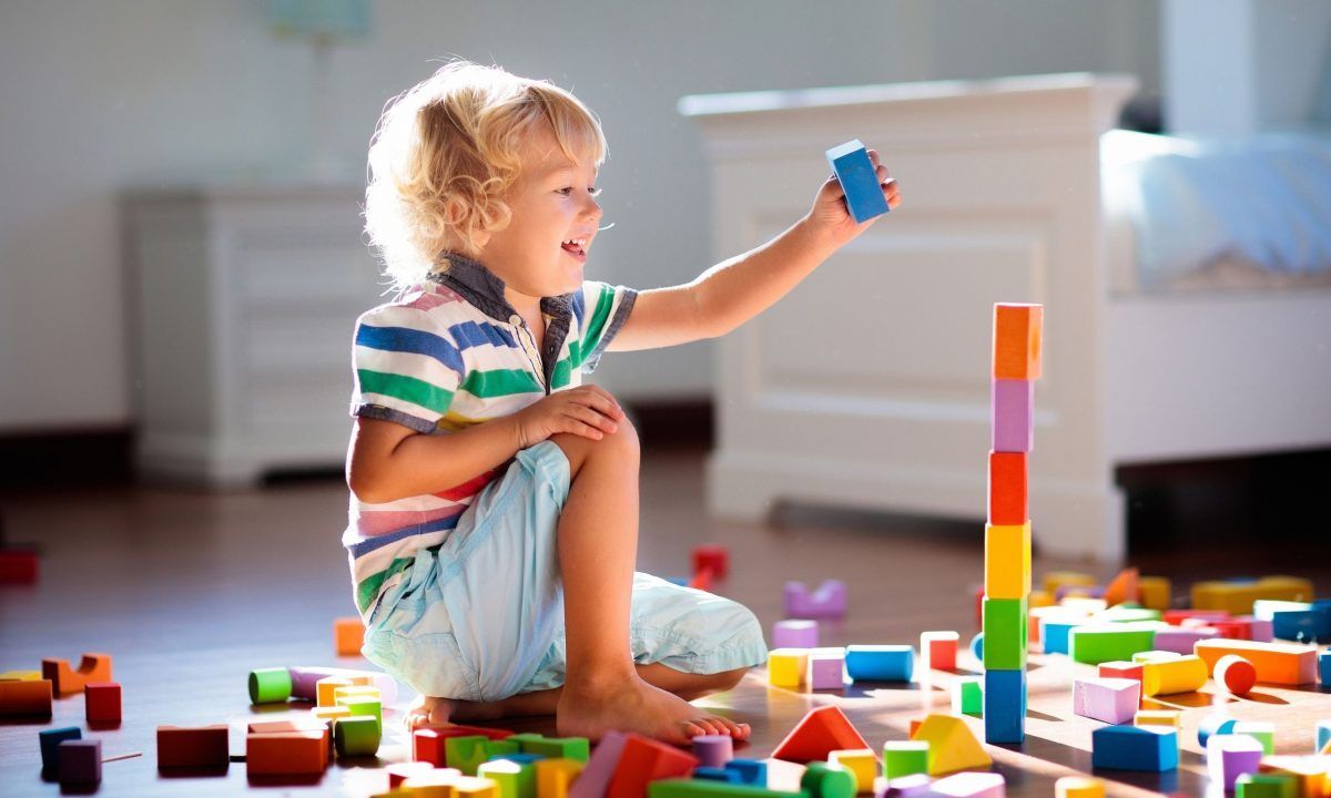 Παιδίατρος συμβουλεύει: Τα παιδιά είναι πιο ευτυχισμένα με λιγότερα παιχνίδια