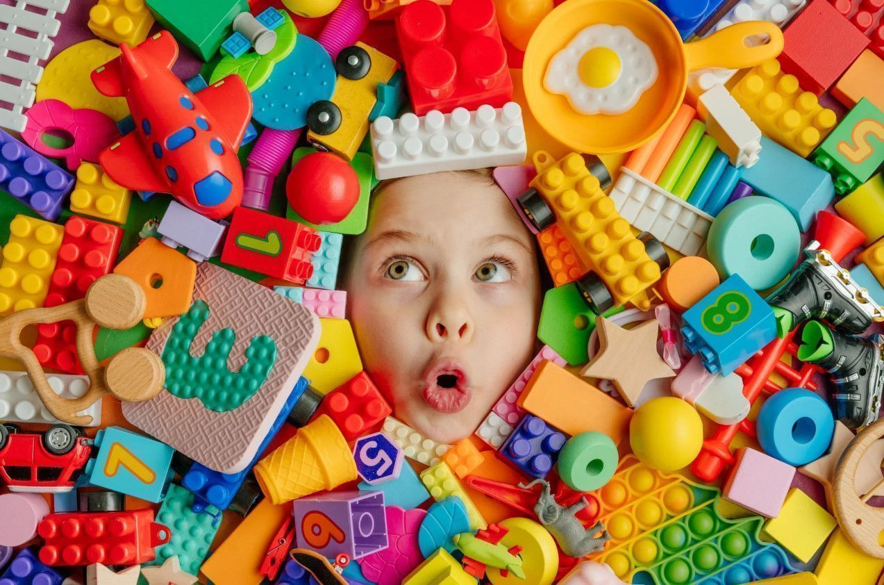 Παιδίατρος συμβουλεύει: Τα παιδιά είναι πιο ευτυχισμένα με λιγότερα παιχνίδια