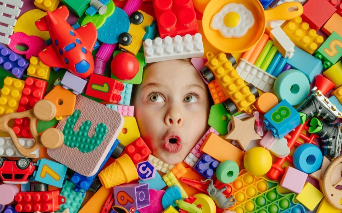 Παιδίατρος συμβουλεύει: Τα παιδιά είναι πιο ευτυχισμένα με λιγότερα παιχνίδια