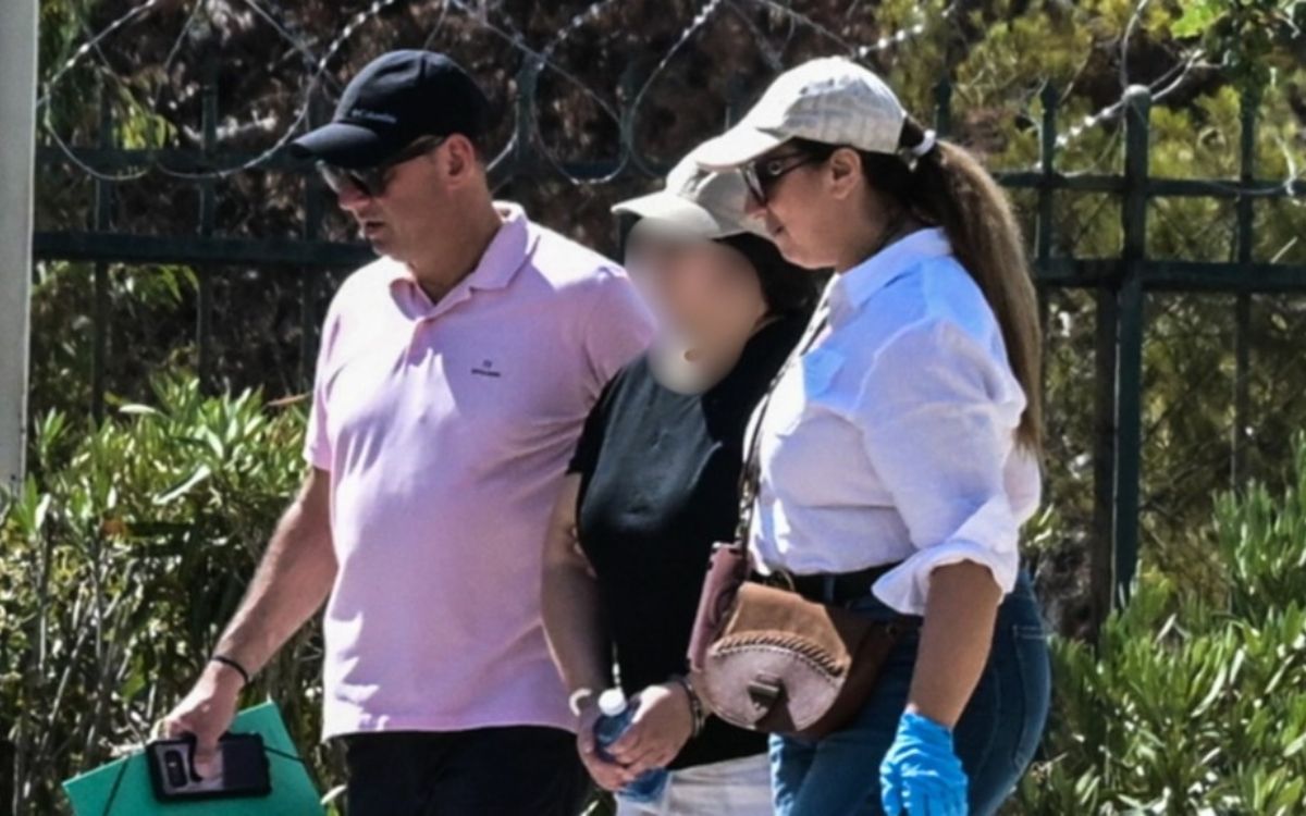 Παλαιό Φάληρο: Μία βούρτσα το όπλο του φόνου - Όσα αποκάλυψε ο άντρας που πρόσεχε την οικογένεια