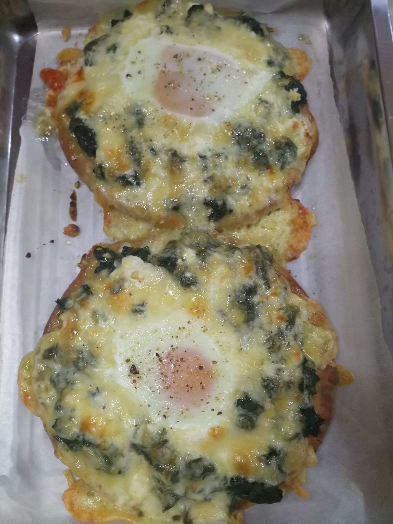 Πίτσα-με σπανάκι-και αυγό-μάτι-στο κέντρο-
