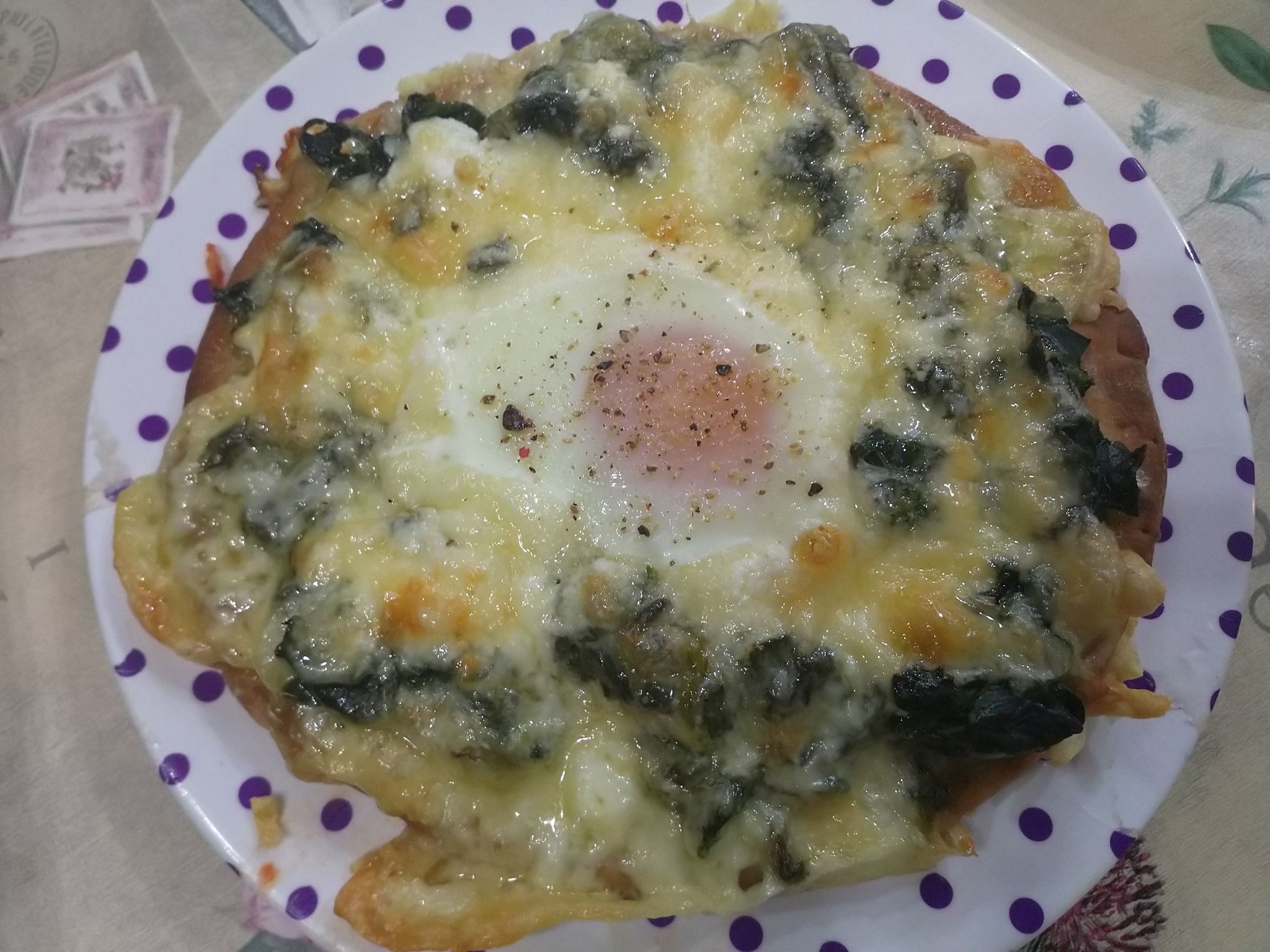 Πίτσα-με σπανάκι-και αυγό-μάτι-στο κέντρο-