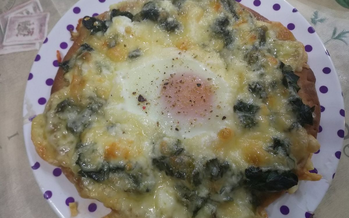 Πίτσα-με σπανάκι-και αυγό-μάτι-στο κέντρο-