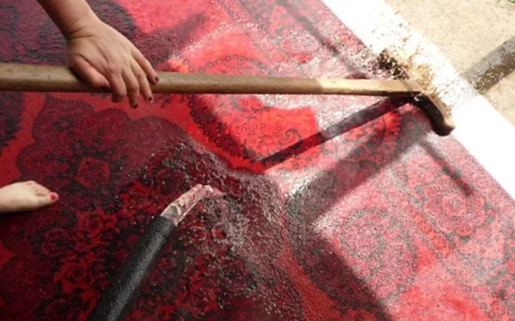 Πλύσιμο χαλιών: Ειδικοί μας "μαρτυρούν"  τα απόλυτα κόλπα για να το καθαρίσουμε μόνοι μας καλύτερα κι από καθαριστήριο