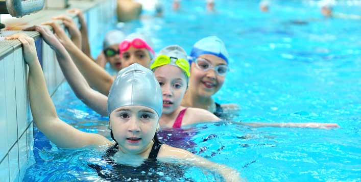 παιδιά-κολυμπούν-σε-πισίνα- παιδιά-κολυμπούν-σε-πισίνα-
