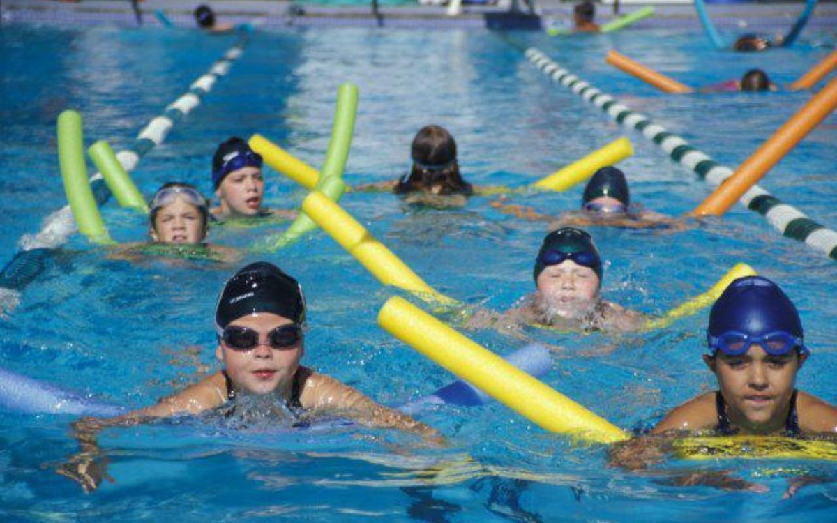 παιδιά-κολυμπούν-σε-πισίνα-