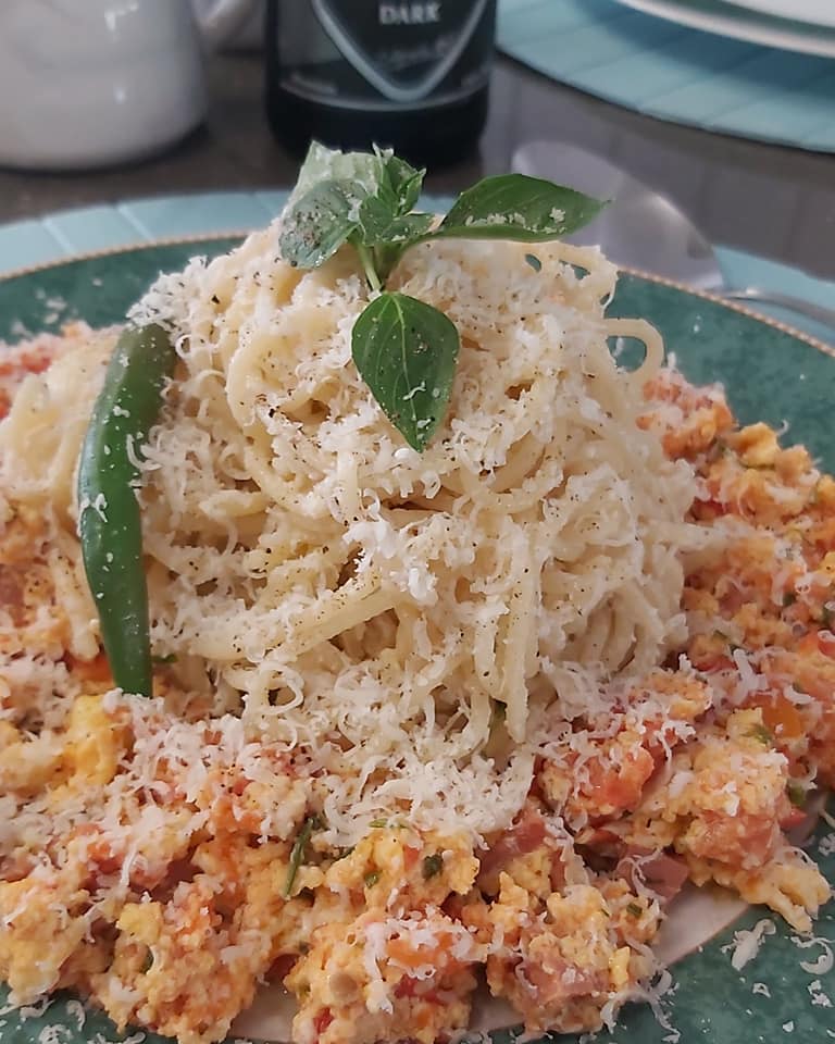 μακαρόνια-με-στραπατσάδα-