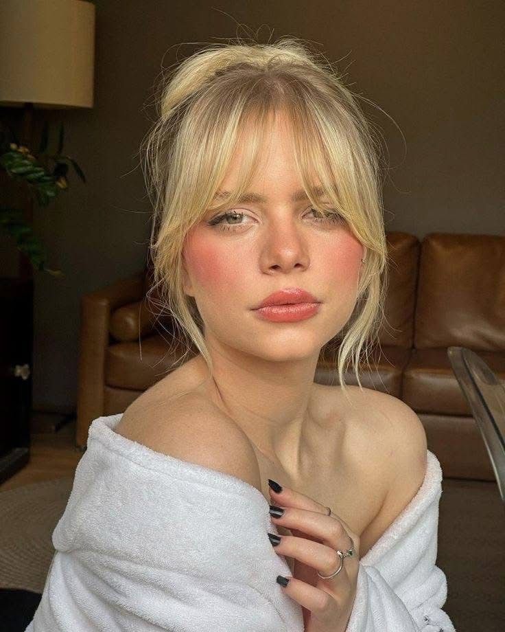 ψηλός-κότσος-με-μακριές αφέλειες-σε-ξανθά μαλλιά- ψηλός-κότσος-με-μακριές αφέλειες-σε-ξανθά μαλλιά-