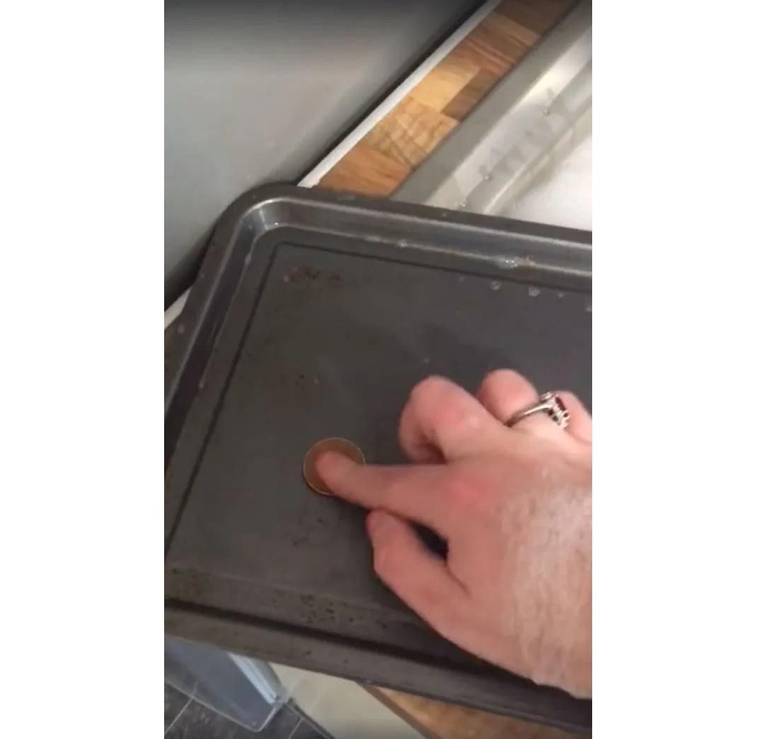 Το κόλπο με το κέρμα που μου έμαθε η μαμά μου για να καθαρίζω το ταψί από καμένα λίπη