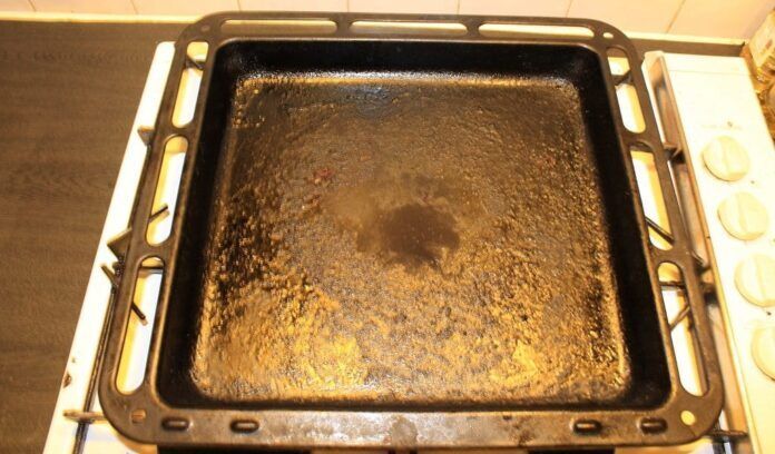 Το κόλπο με το κέρμα που μου έμαθε η μαμά μου για να καθαρίζω το ταψί από καμένα λίπη