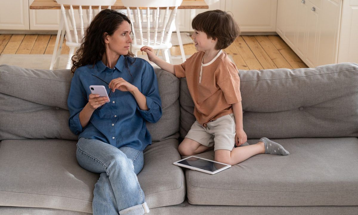 μαμά-μιλάει-με-τον-γιο-της-