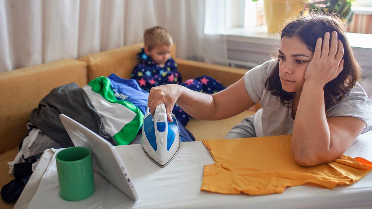 μαμά-χαζεύει-στο-τάμπλετ-με-το-σίδερο-