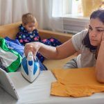 μαμά-χαζεύει-στο-τάμπλετ-με-το-σίδερο-