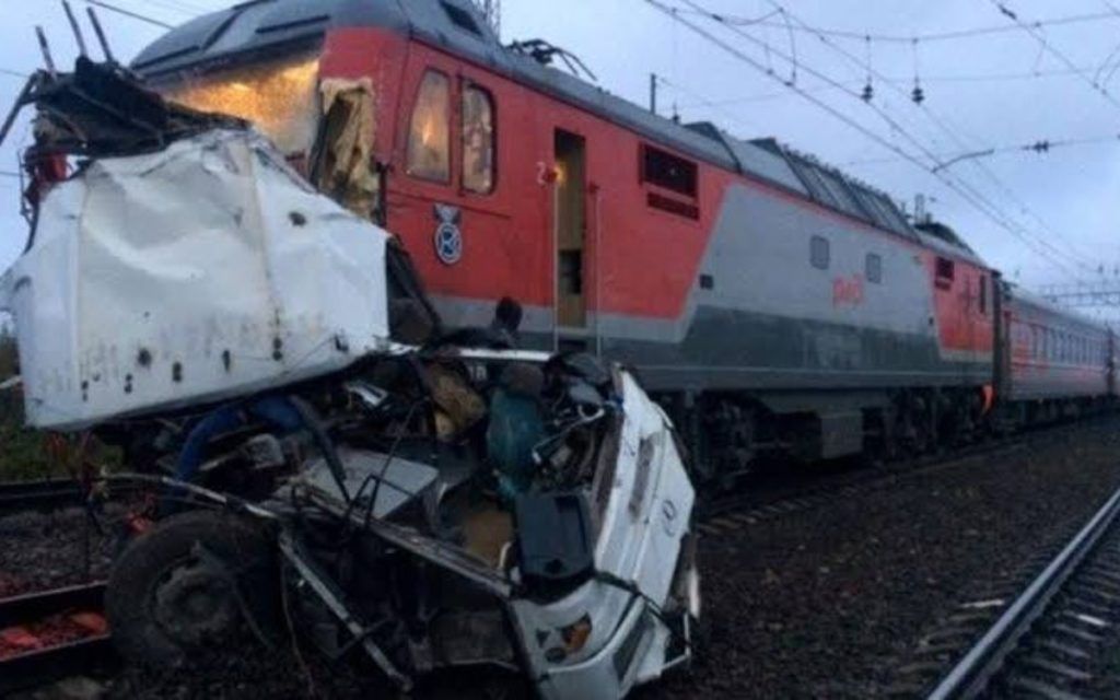 Τραγωδία στη Ρωσία: Λεωφορείο συγκρούστηκε με τραίνο - Νεκροί και τραυματίες