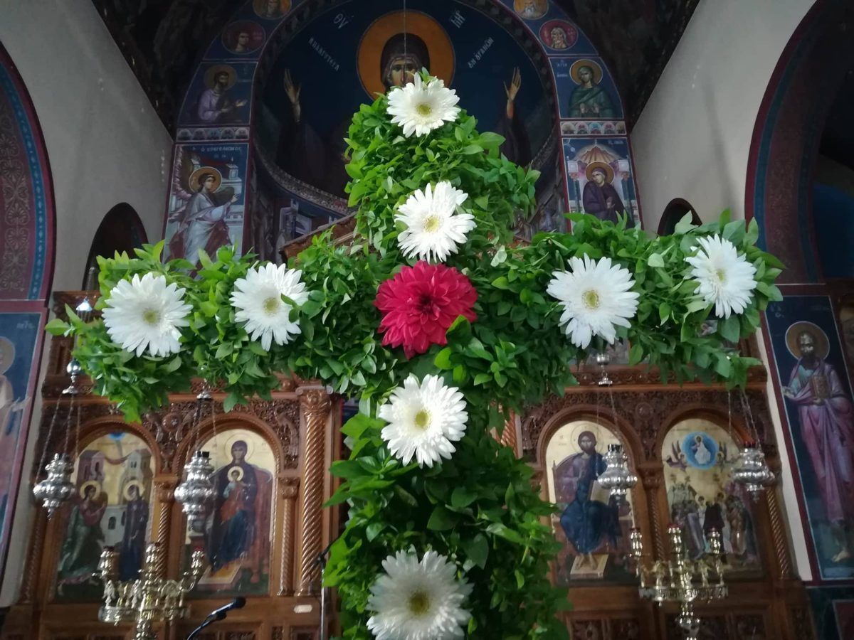Η ύψωση του Τίμιου Σταυρού: Τι γιορτάζουμε και γιατί μοιράζουν βασιλικό στην εκκλησιά