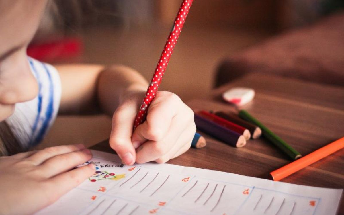 παιδί-γράφει-
