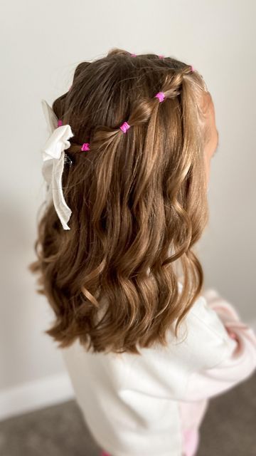 κορδέλες-και-χρωματιστά-λαστιχάκια-σε-καρέ-μαλλιά-