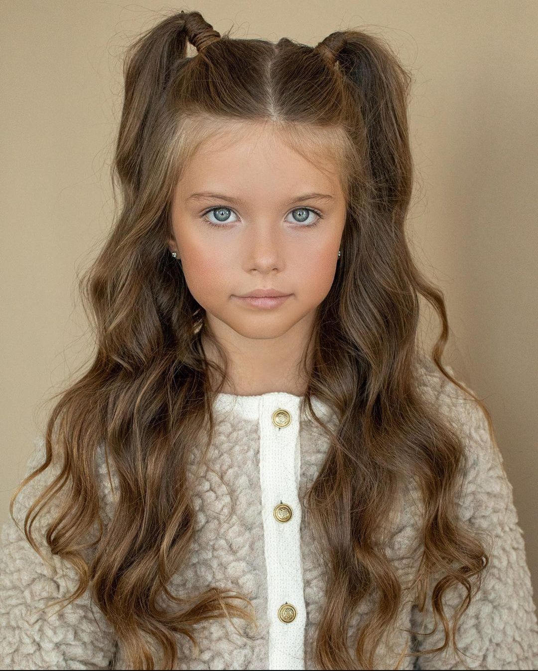 αλογοουρές-σε-μακριά-κυματιστά μαλλιά-