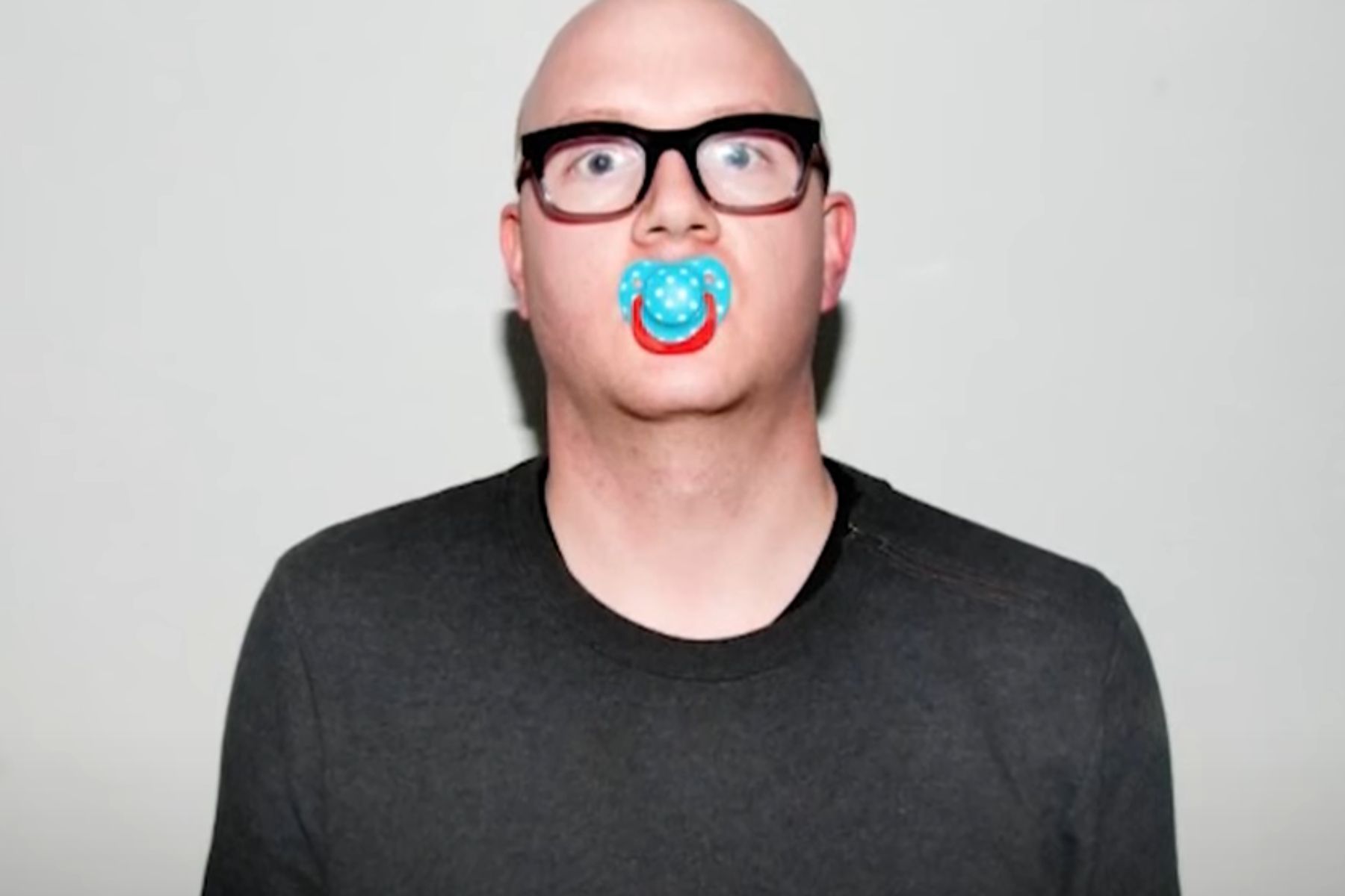 Back to νηπιαγωγείο στα πίσω πίσω - Ενήλικες ξεκίνησαν να χρησιμοποιούν πιπίλα για το άγχος - Βίντεο