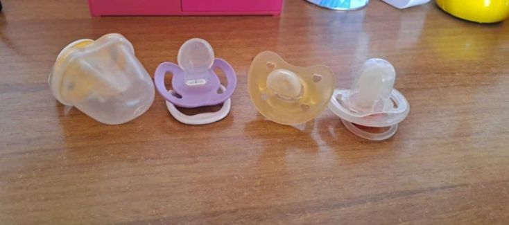 Back to νηπιαγωγείο στα πίσω πίσω - Ενήλικες ξεκίνησαν να χρησιμοποιούν πιπίλα για το άγχος - Βίντεο