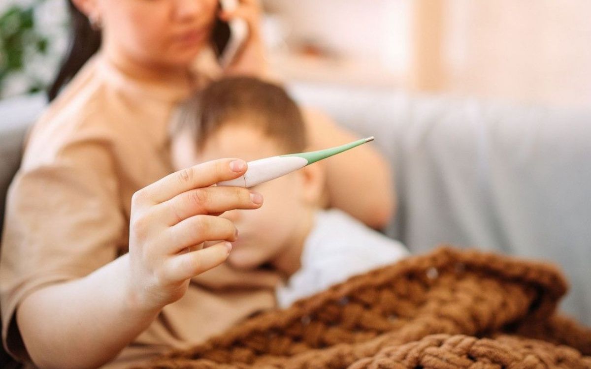 παιδί-με-πυρετό-