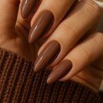 Espresso brown: Η απόχρωση must to do για το μανικιούρ το Φθινόπωρο 2025